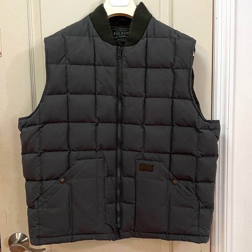 C.C.Filson & Co. Men's Size XL 56 Cotton/37 Nylon/7 Polyurethane Vest. Grey